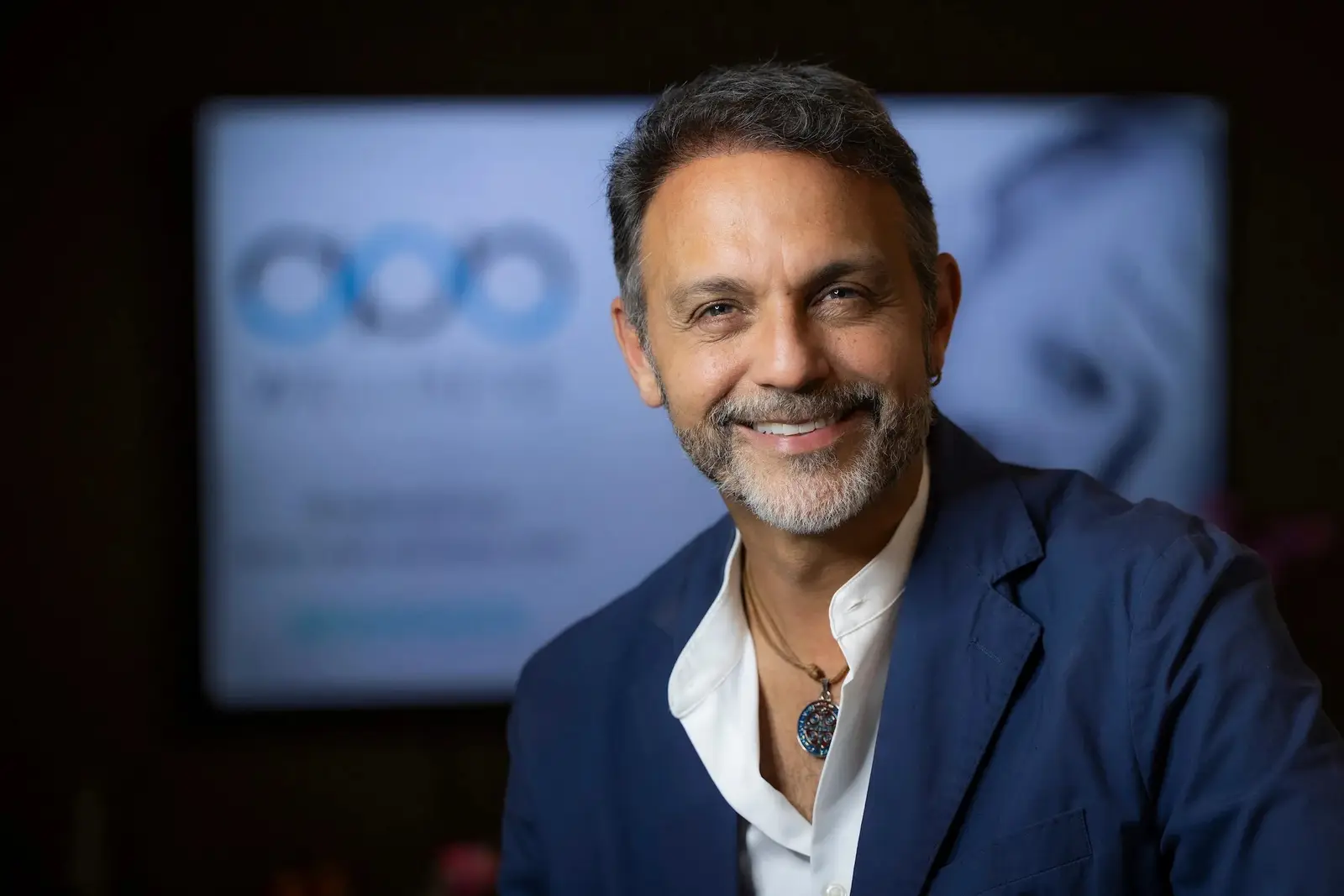 Alejandro Pérez Bolaños sonriendo, coach de negocios y liderazgo