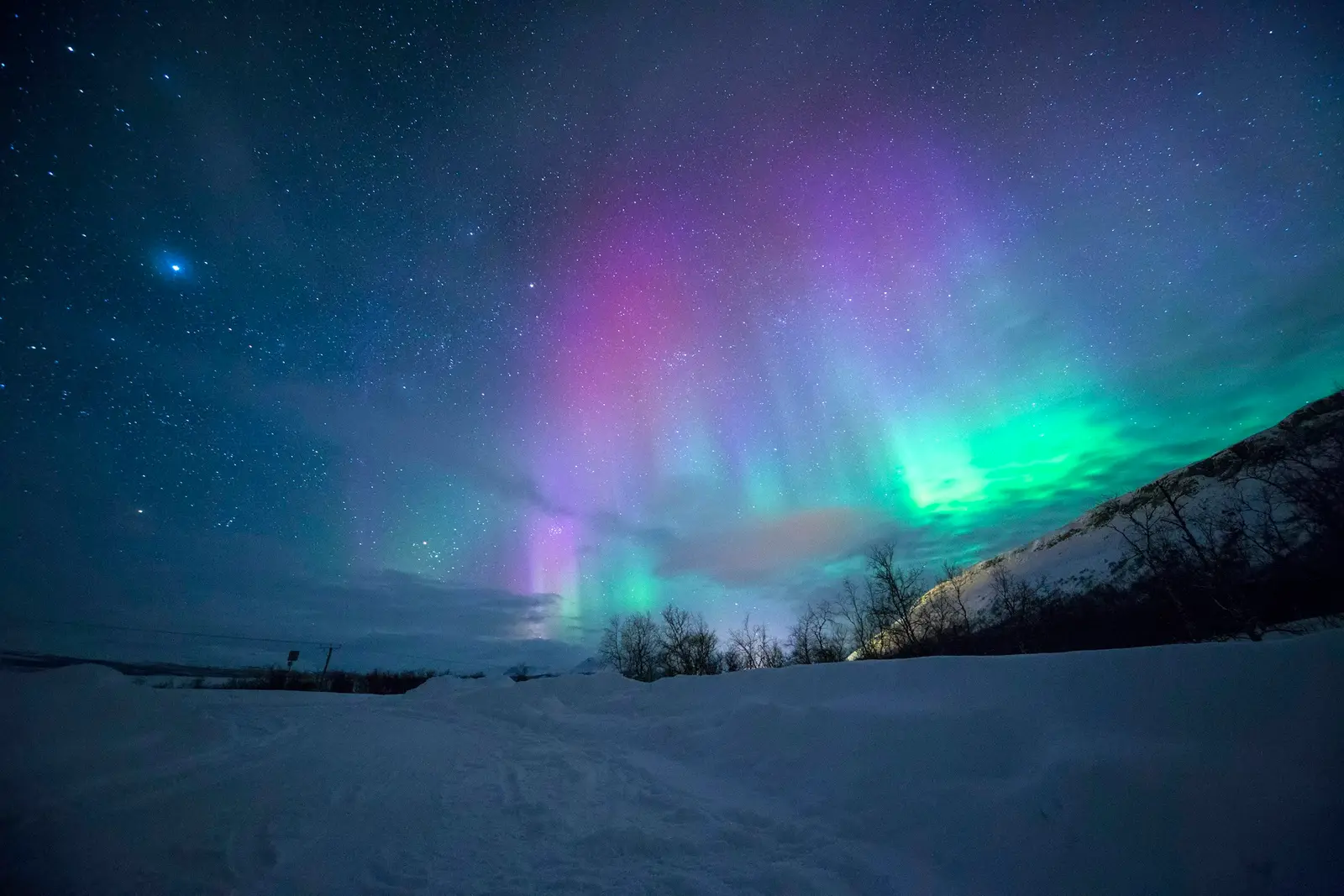 Aurora boreal reflejada sobre el paisaje islandés