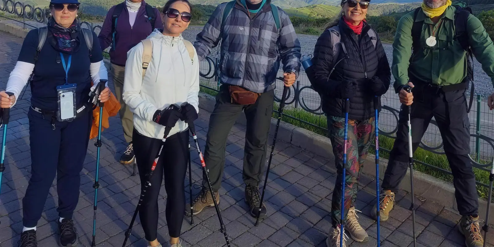 Grupo de peregrinos con bastones en el Camino de Santiago