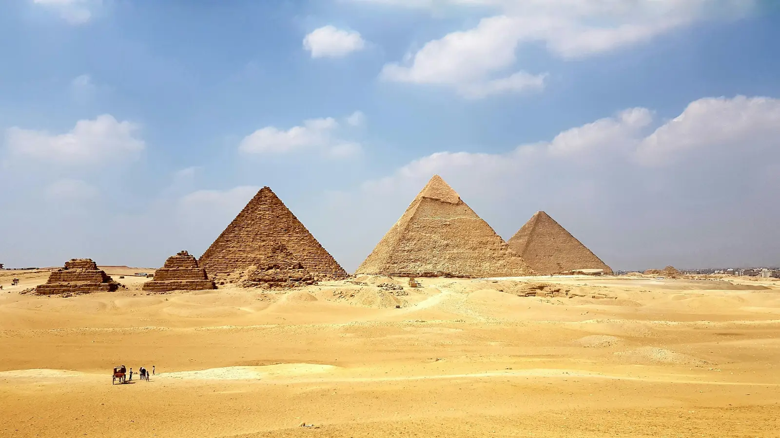 Las pirámides de Giza en el desierto dorado