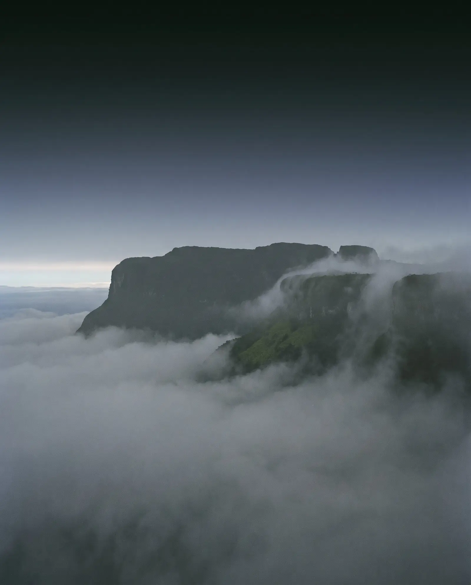 El tepui del Roraima emergiendo de un mar de nubes al alba