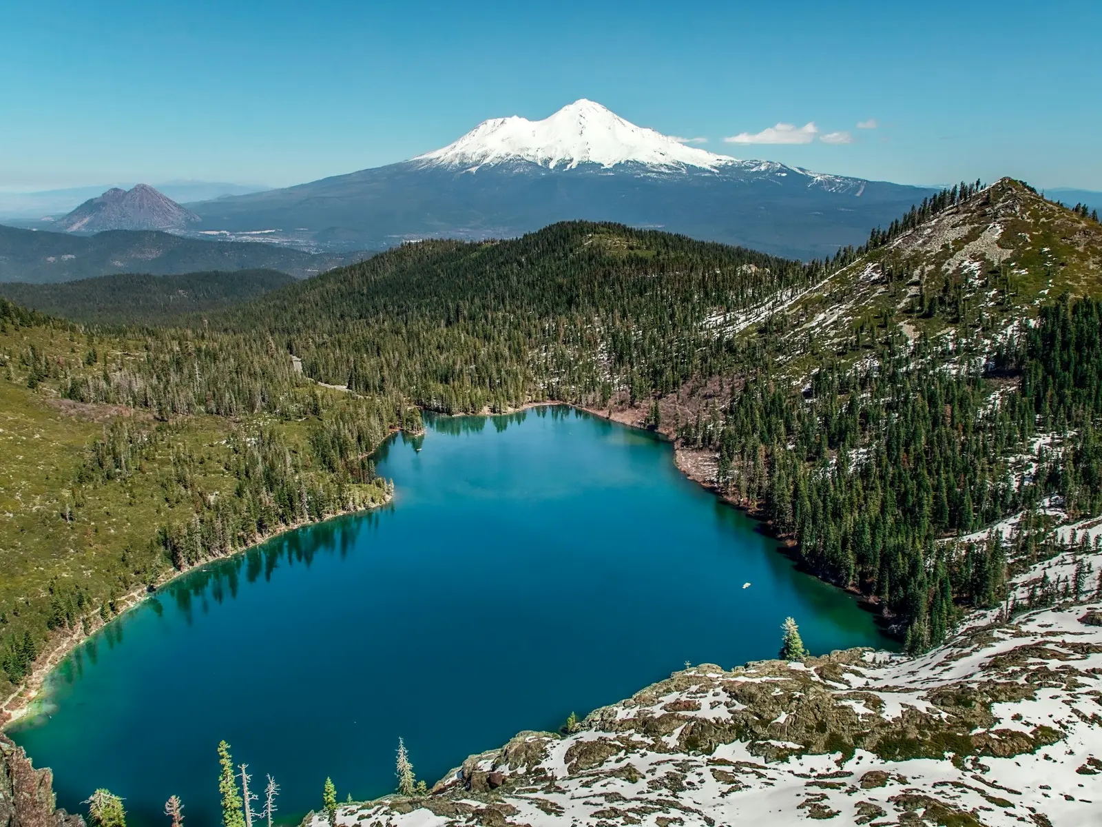 Mount Shasta nevado reflejado en un lago