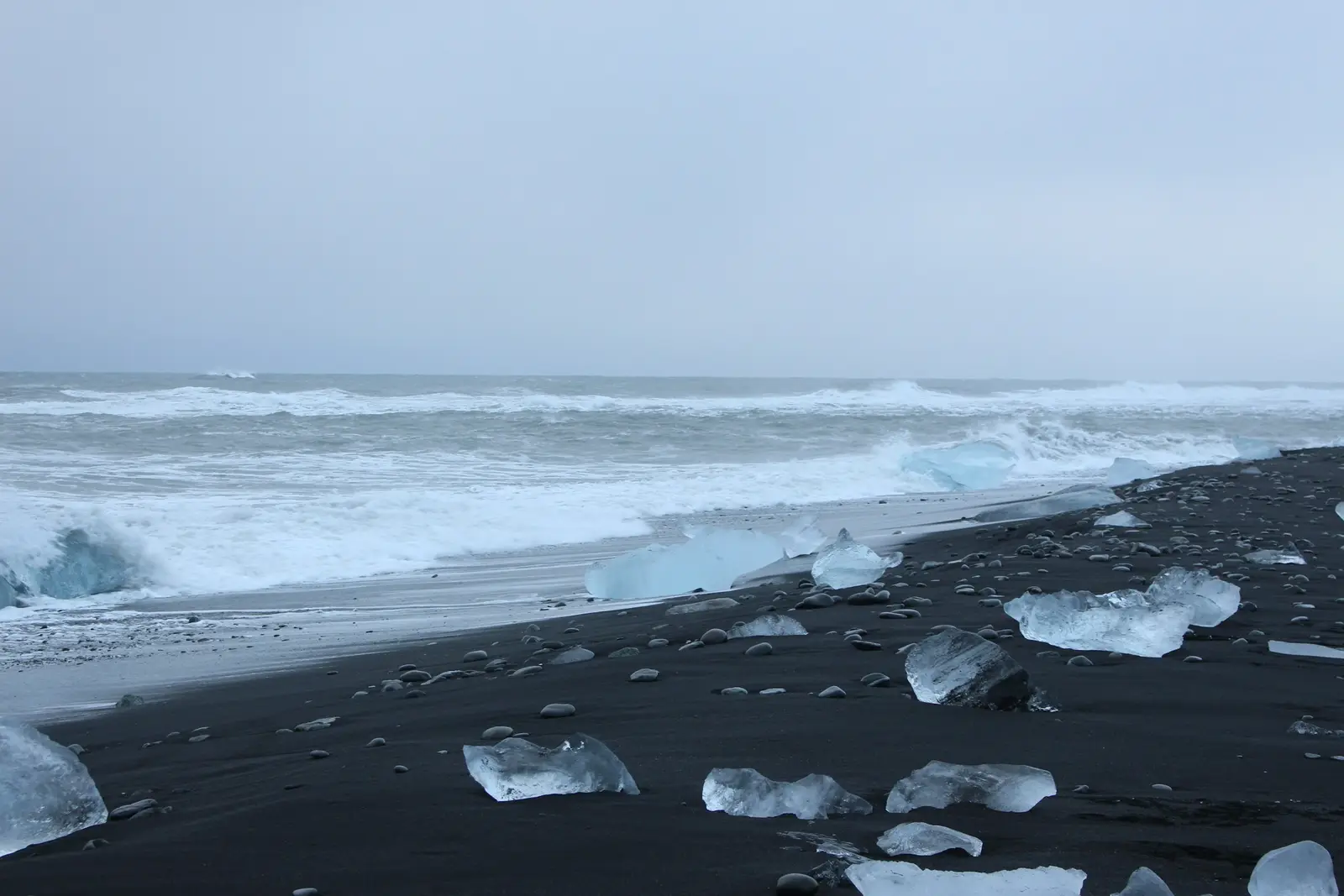 Bloques de hielo brillando sobre la arena negra de la Playa de los Diamantes