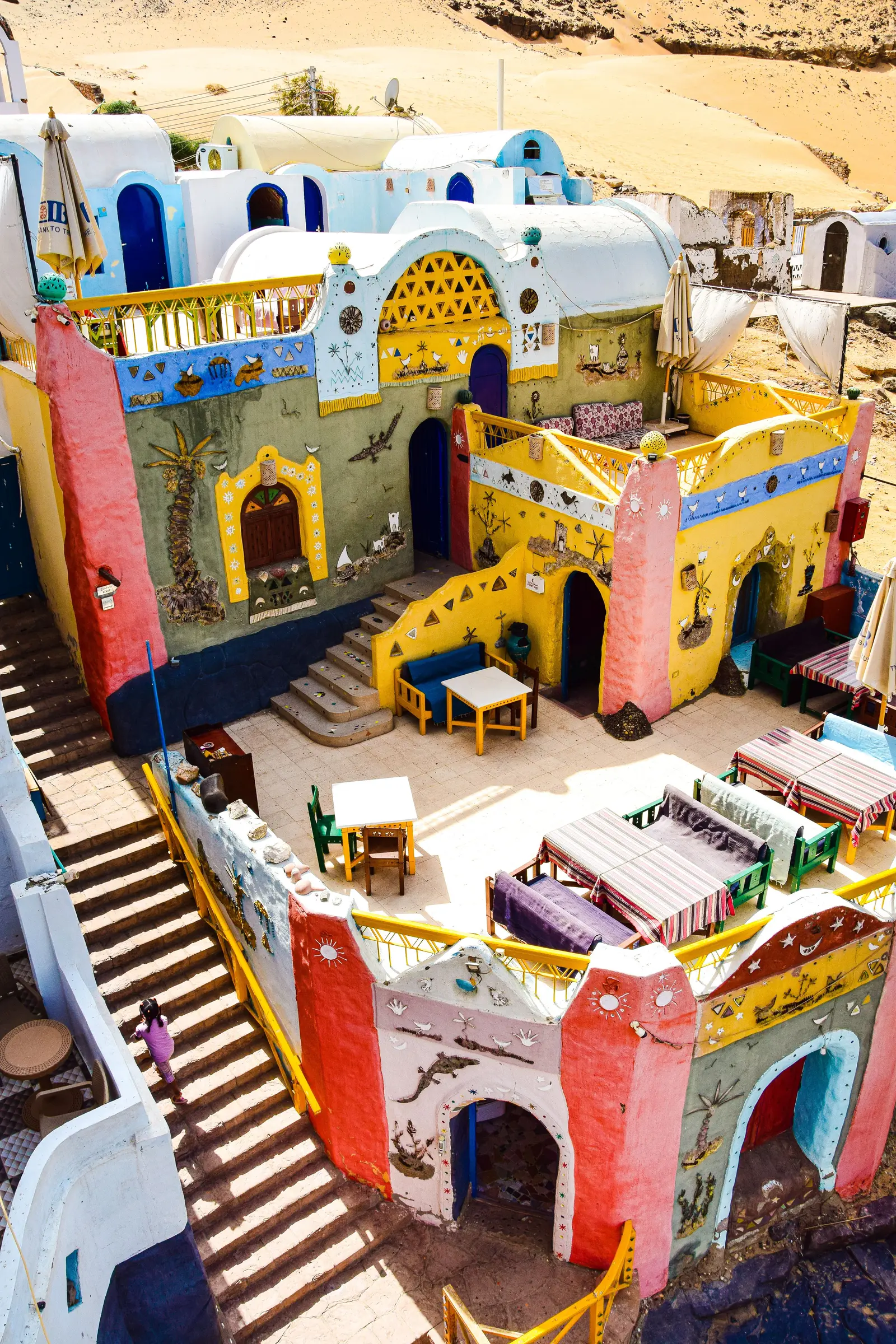 Casas de colores del Poblado Nubio a orillas del Nilo en Asuán