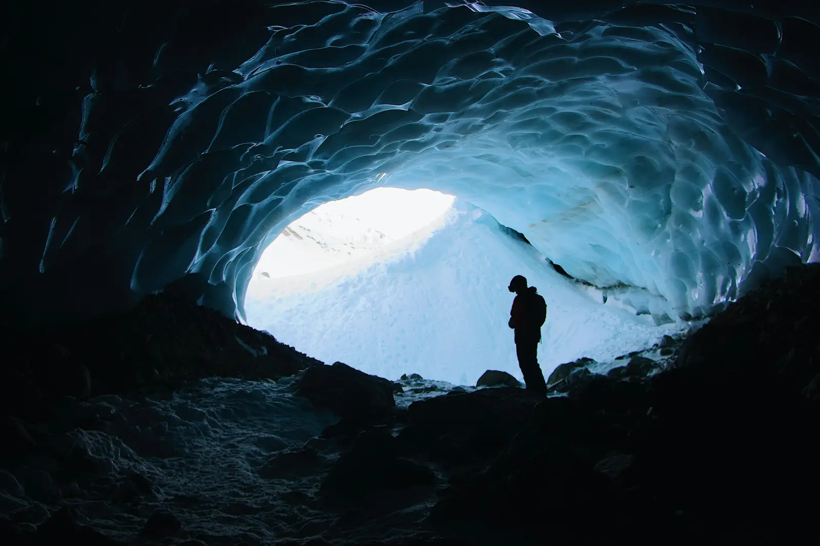 Interior azul profundo de una cueva de hielo del glaciar Vatnajökull