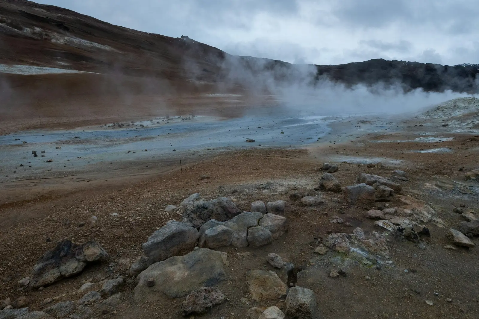 Fumarolas y tierra ocre en la zona geotermal de Mývatn