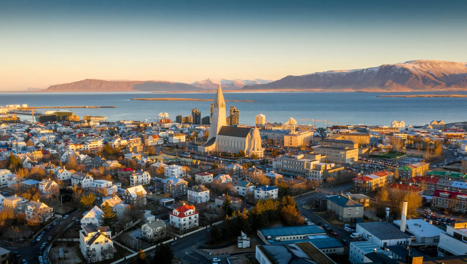 Reykjavík: casas de colores bajo un cielo nórdico
